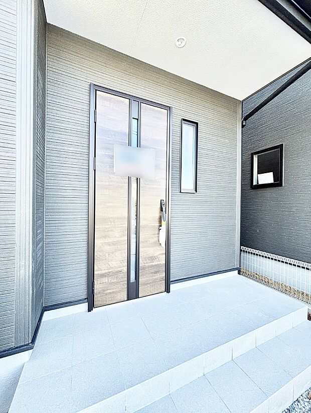 玄関前は雨が降っても濡れにくい屋根付き