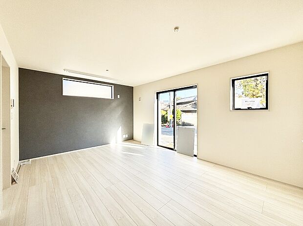 大きな窓からたっぷりの陽光と風を感じられるリビング