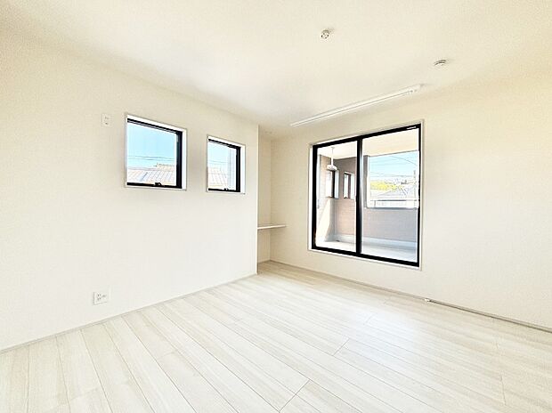 バルコニーが開放感をプラスしてくれる洋室