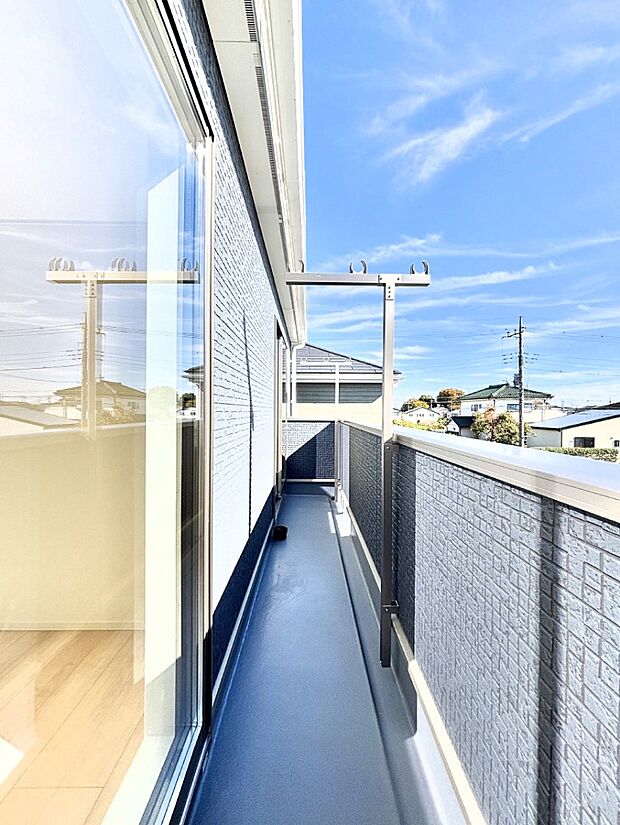 暖かな陽光が降り注ぐバルコニーはお洗濯におすすめ。爽やかな風も心地よいです。