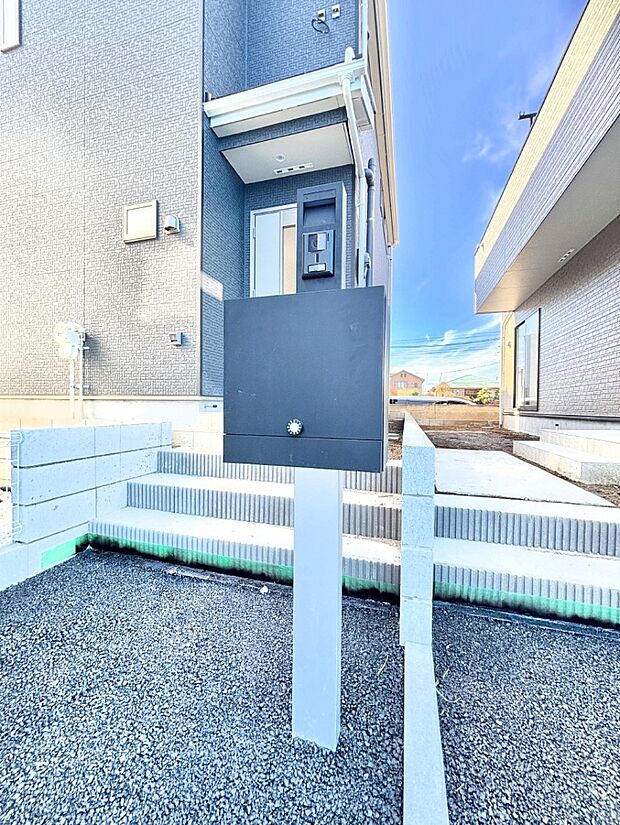 表札・インターホン・ポストをひとつに集約。エントランスになじむシンプルデザイン。