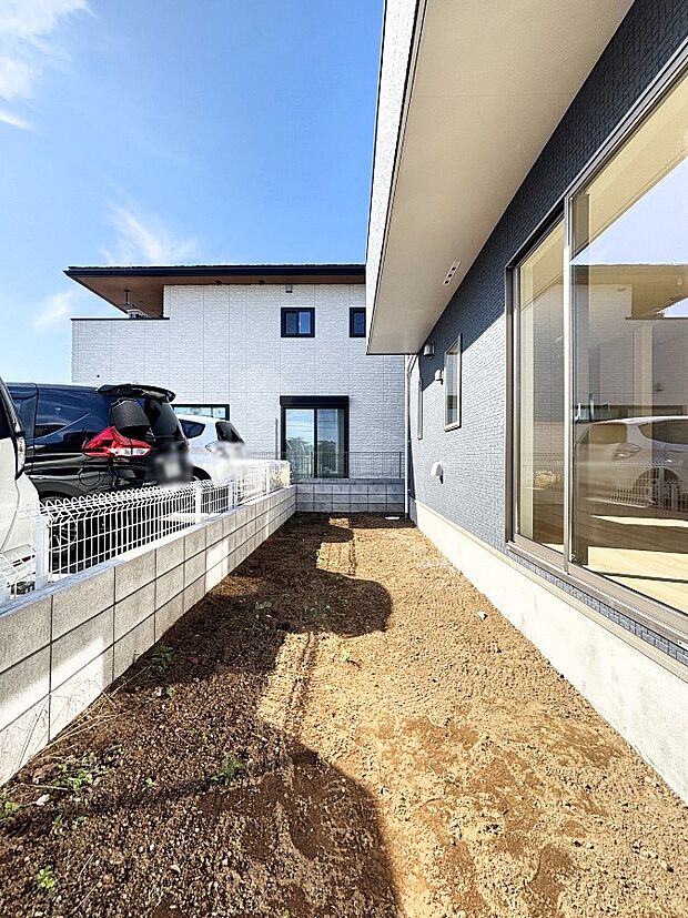 住まいに明るさと開放感を演出してくれる庭スペース付きです。