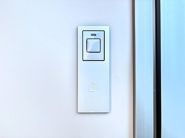 ボタンを押してかざすだけ!玄関ドアは電子キー仕様です。