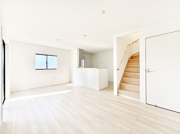 対面キッチン&リビングイン階段を採用したリビングは家族の絆深まる空間です!