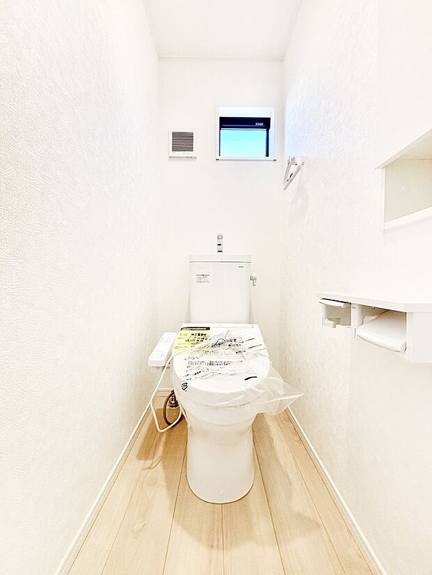 清潔感あるシャワートイレ。小窓から光が注ぎ込みます!