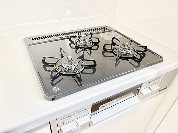 ガスコンロはＳｉセンサー搭載。火力調節や焦げ付き・消し忘れも防いでくれます。