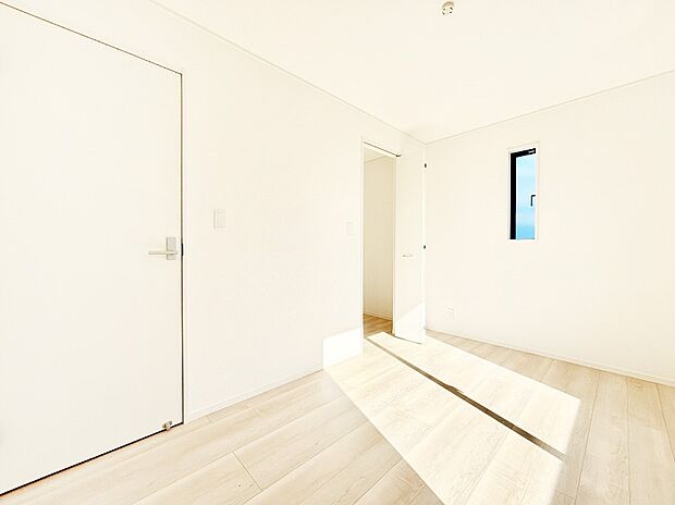 大容量の収納力が嬉しいWIC付きのお部屋でゆったりリラックスタイム！