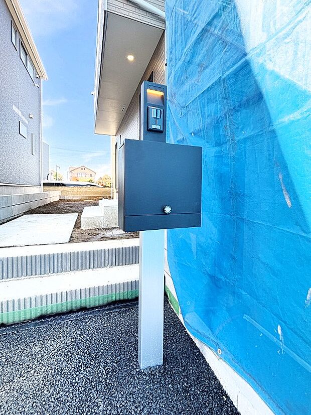 表札・インターホン・ポストをひとつに集約。エントランスになじむシンプルデザイン。