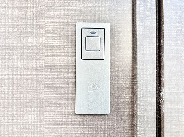 ボタンを押してかざすだけ!玄関ドアは電子キー仕様です。