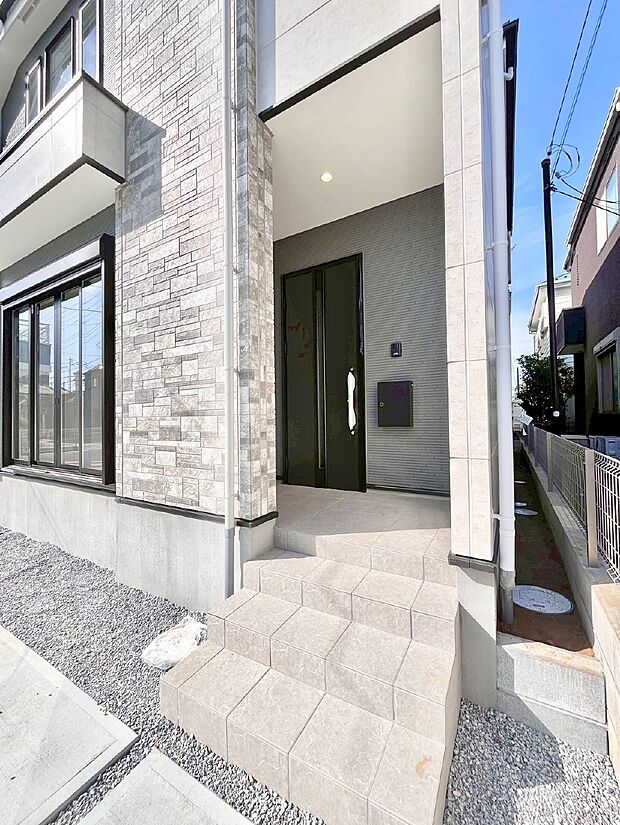 住まいの顔を演出する、玄関ドア。