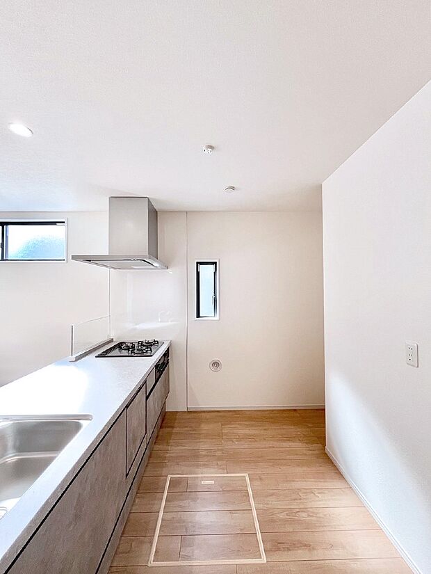 爽やかな風が通り抜けるキッチン。窓があるので明るく換気にも役立ちます。