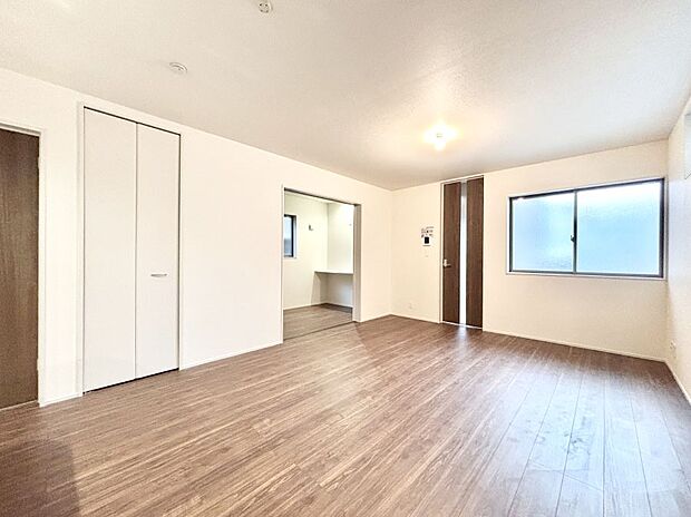 明るい陽光が注ぎ、寛ぎの雰囲気に満たされるリビング・ダイニング。 