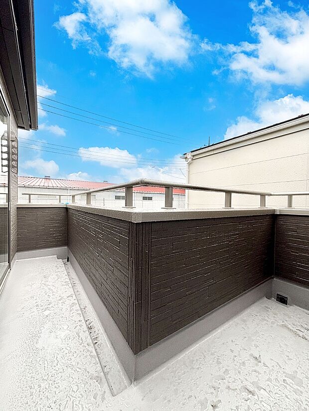 南向きのバルコニー！ご家族の洗濯物はもちろん、お布団もたっぷり干せます！