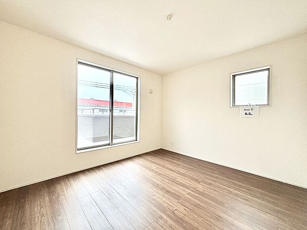 バルコニーが開放感をプラスしてくれる洋室