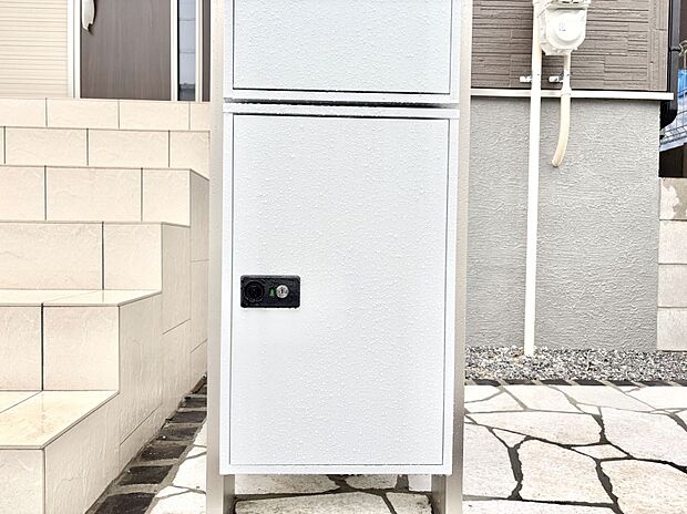 外観「宅配ボックス」　時間を気にせず宅配物をいつでも安全に受け取れます。 