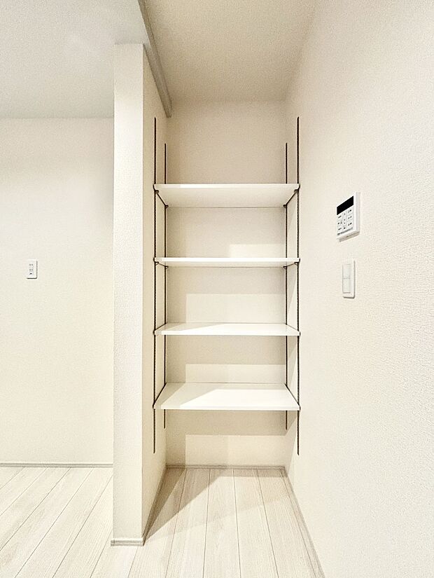 キッチン横収納!食材のストックはもちろん、日用品の収納など使い方はいろいろ!