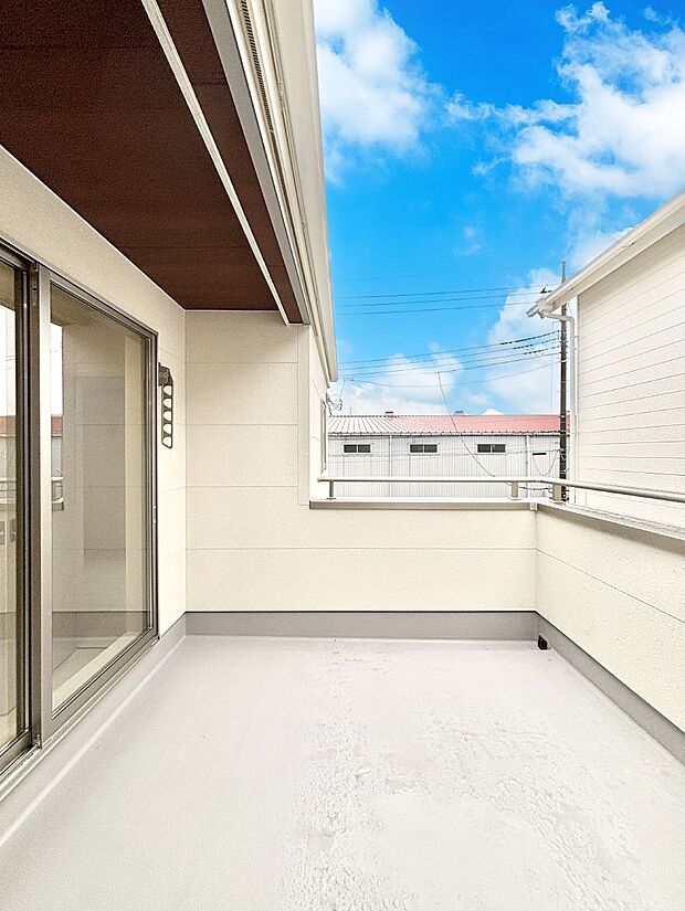 ゆったりバルコニーだから沢山お洗濯ものを干せます。