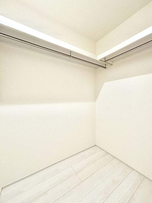 ウォークインクローゼット付きで生活空間を広く利用できます。