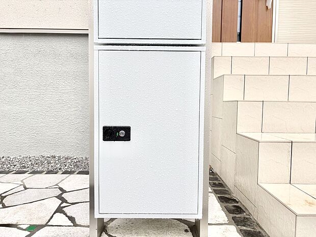 外観「宅配ボックス」 時間を気にせず宅配物をいつでも安全に受け取れます。
