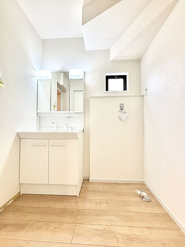 大きく見やすい三面鏡で清潔感ある洗面台は、身だしなみチェックや肌のお手入れにおすすめです。 