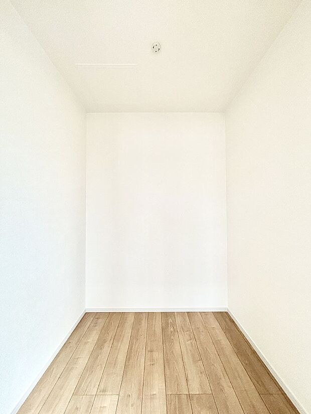 ウォークインクローゼット付きで生活空間を広く利用できます。