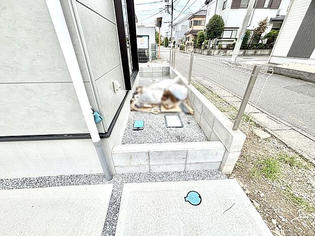 プランターを並べて季節のお花を楽しめるお庭付き。