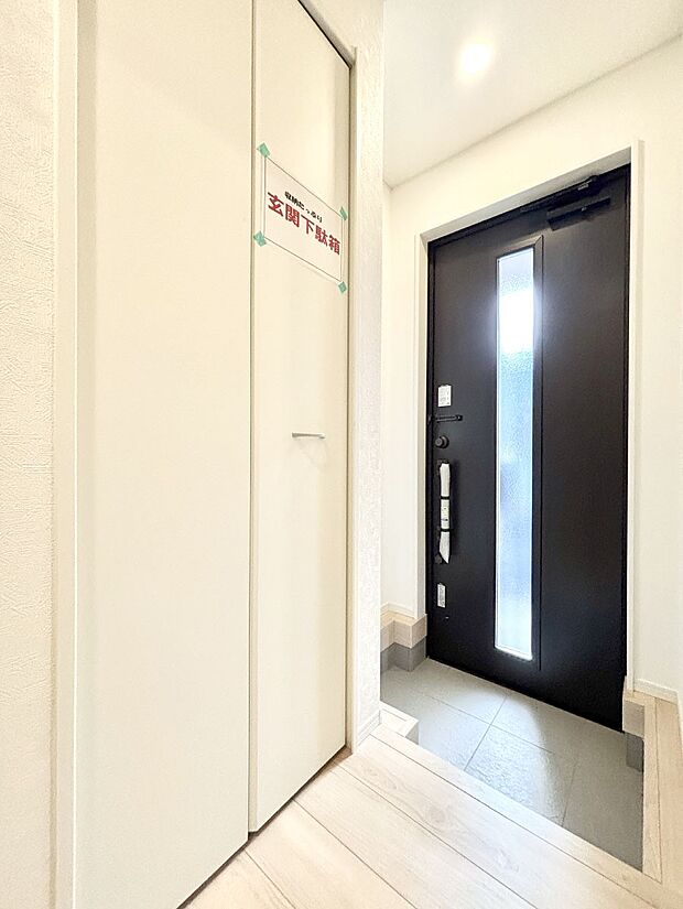 明るい玄関はお客様をお出迎えするのにぴったりです！ 