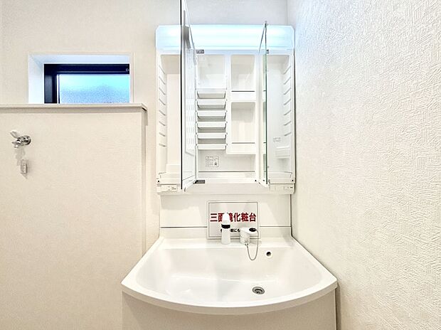 三面鏡の裏に、化粧品や衛生用品などを収納可能。洗面台をすっきりと保ちます！