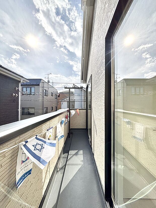 暖かな陽光が降り注ぐバルコニーはお洗濯におすすめ。爽やかな風も心地よいです。 