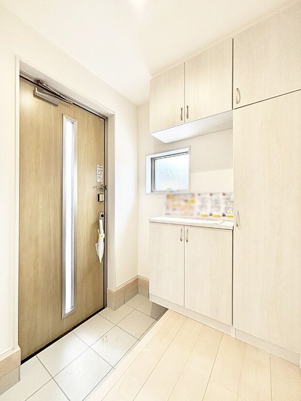 明るい陽光が入り込む玄関。ご家族の靴もスッキリ収納できる玄関収納付き！