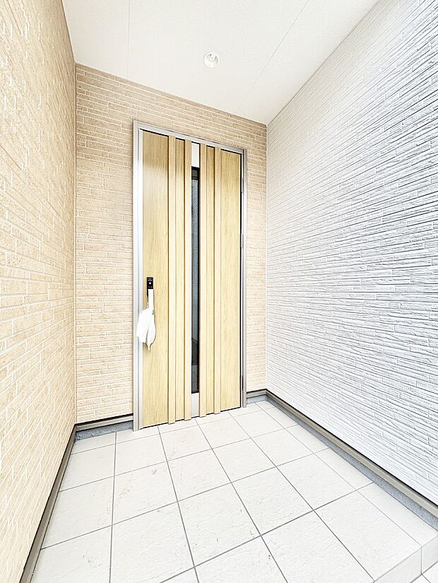 玄関前は雨が降っても濡れにくい屋根付き