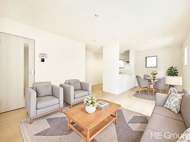 落ち着いた雰囲気のLDKは家族みんなの快適空間 ※家具はCGです