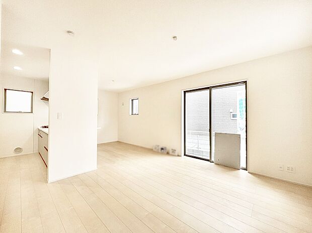 大きな窓からたっぷりの陽光と風を感じられるリビング 