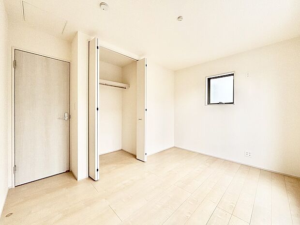 使いやすい形でベットや家具の置き方にも困ることもありません。