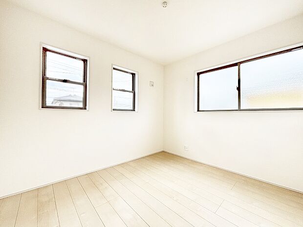 2面採光で気持ちよく自然光が取り入れられるのでお子様のお部屋にもピッタリ