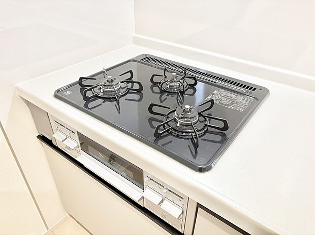 ガスコンロはSiセンサー搭載。火力調節や焦げ付き・消し忘れも防いでくれます。