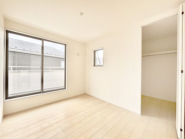 ウォークインクローゼットがあるお部屋!季節ごとの入れ替えも不要で便利です。