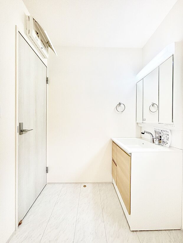 ゆとりの洗面スペースで朝の身支度もラクラク