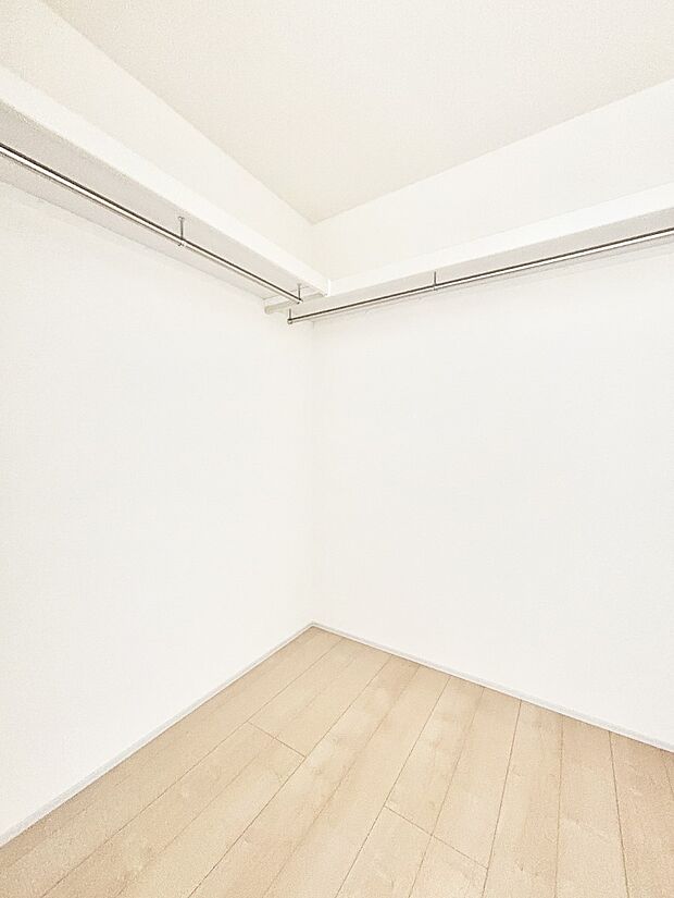 ウォークインクローゼット付きで生活空間を広く利用できます。