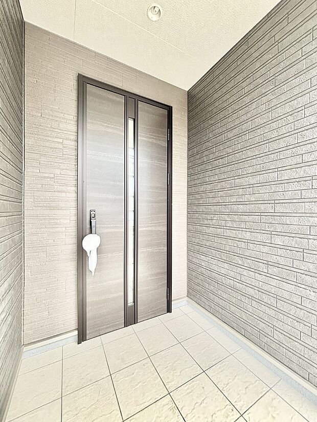 玄関前は雨が降っても濡れにくい屋根付き