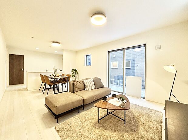 大きな窓からたっぷりの陽光と風を感じられるリビング