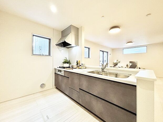 料理をしながらご家族との会話を楽しめる対面カウンターキッチン