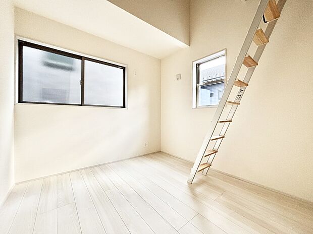 窓からのやさしい光が心地よいプライベートルーム