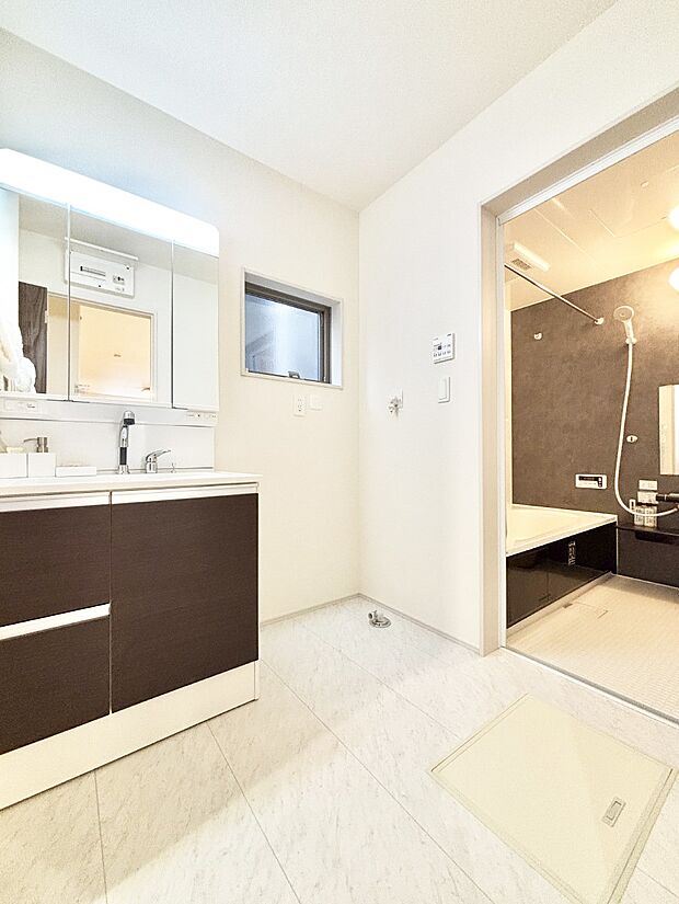 清潔感ある洗面化粧室で朝の身支度も快適