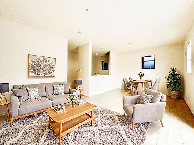 落ち着いた雰囲気のLDKは家族みんなの快適空間※家具はCGです