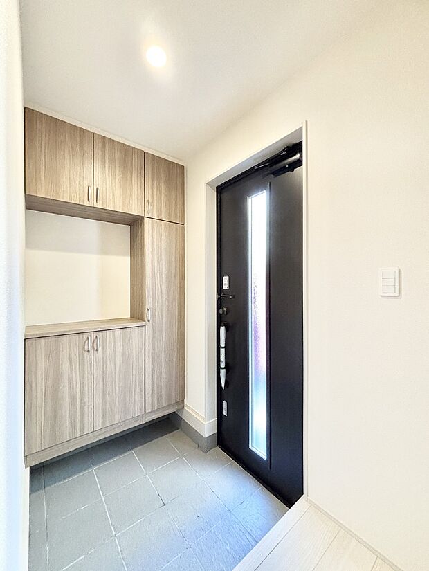 明るい玄関はお客様をお出迎えするのにぴったりです！ 