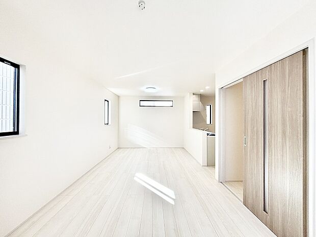 明るい陽光が注ぎ、寛ぎの雰囲気に満たされるリビング・ダイニング。