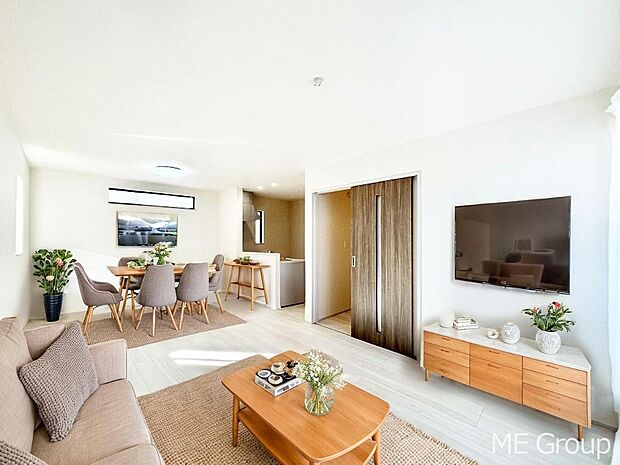 プライバシーも守れる2階リビングは明るく開放感たっぷり　※家具はCGです