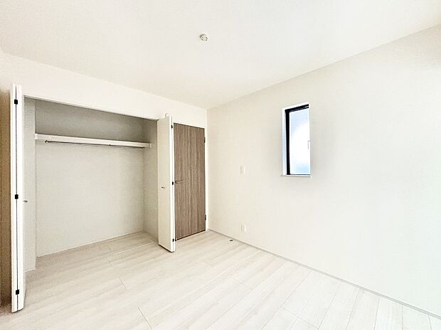 お子さまのお部屋としても！衣類の整理整頓に便利なクローゼット付きの洋室！