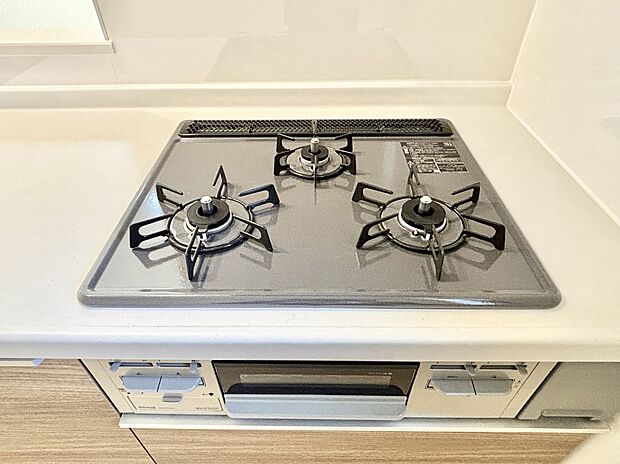 ガスコンロはSiセンサー搭載。火力調節や焦げ付き・消し忘れも防いでくれます。